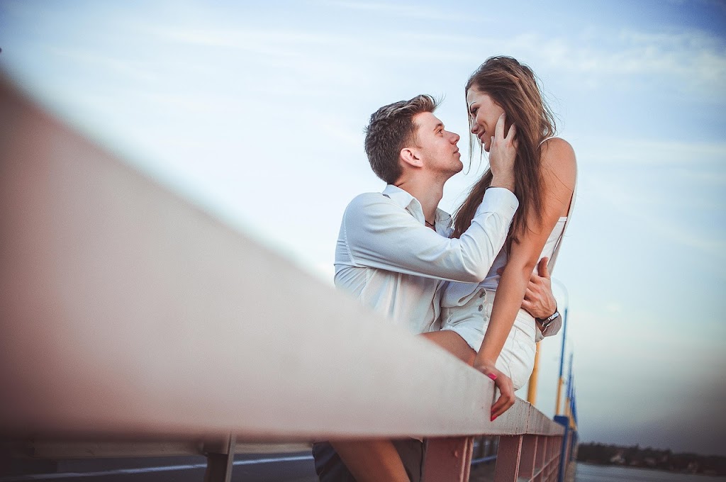 9 Early Signs Your Girlfriend is Cheating on You!