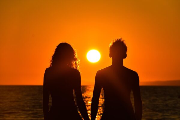 Decoding Her Algorithm: Impress With Genuine Signals